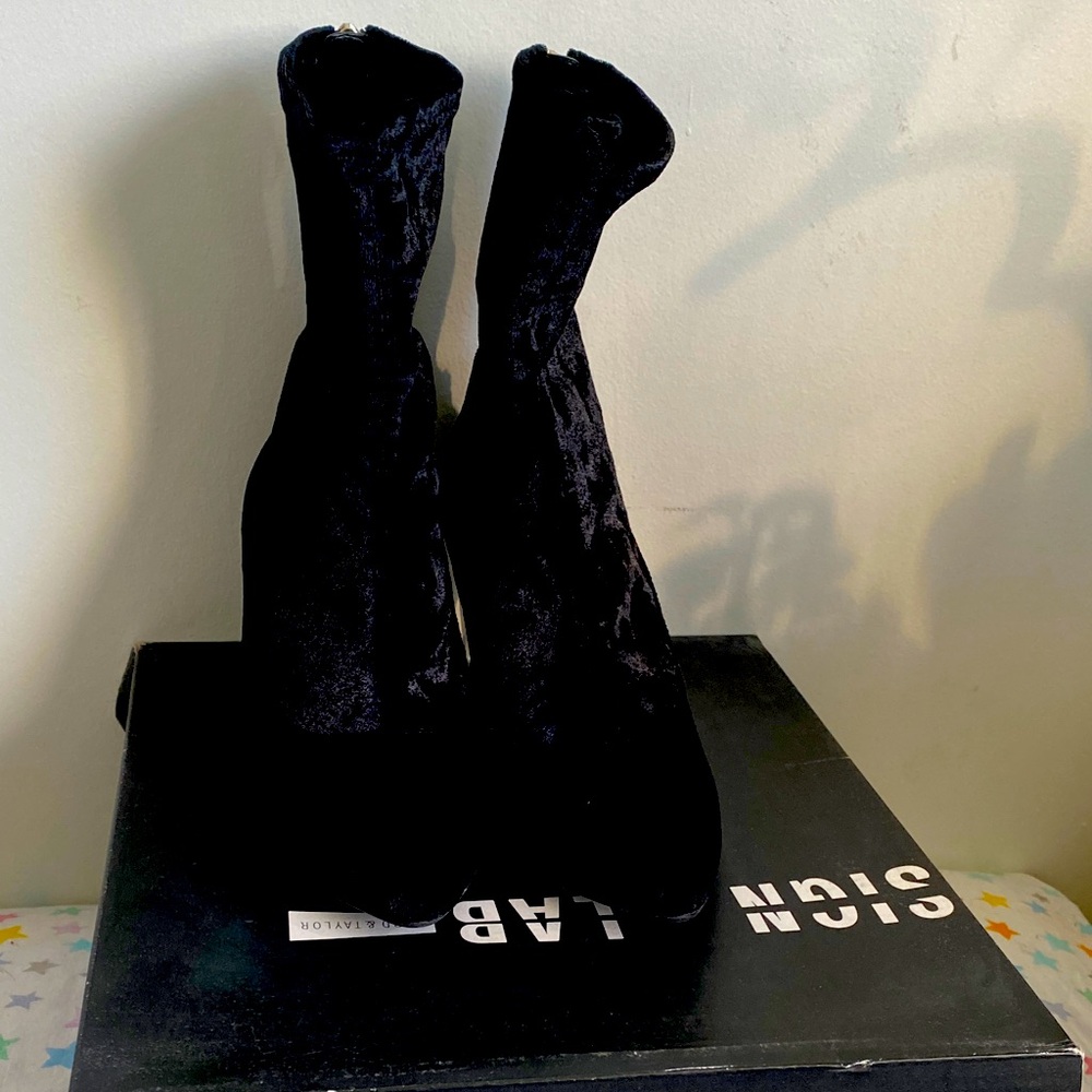 Pre❤️ Design Lab Tandi Lord & Taylor Black Velvet Boots